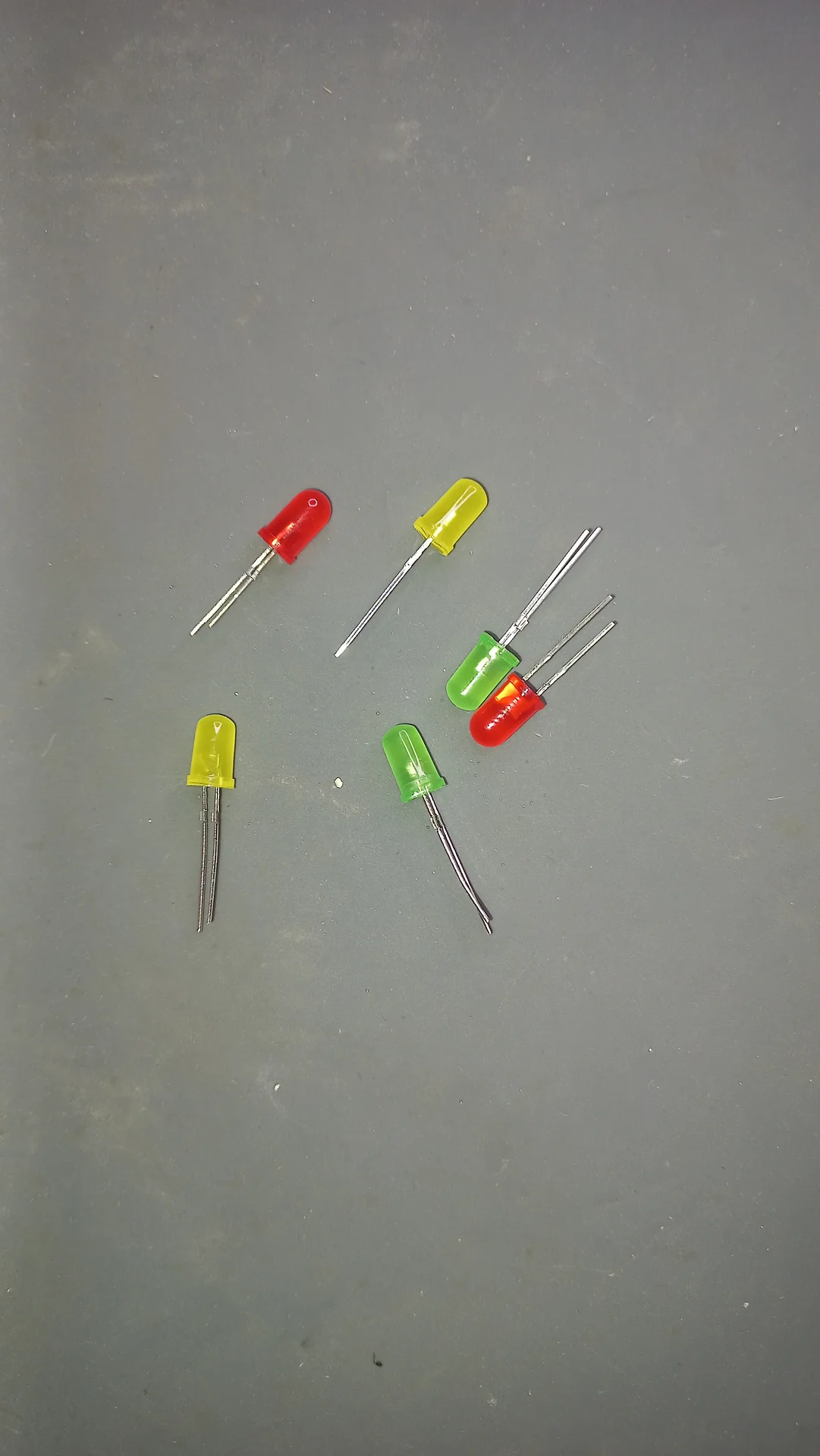 Six through-hole LEDs laid out: two red, two yellow and two green, used as status indicator lights