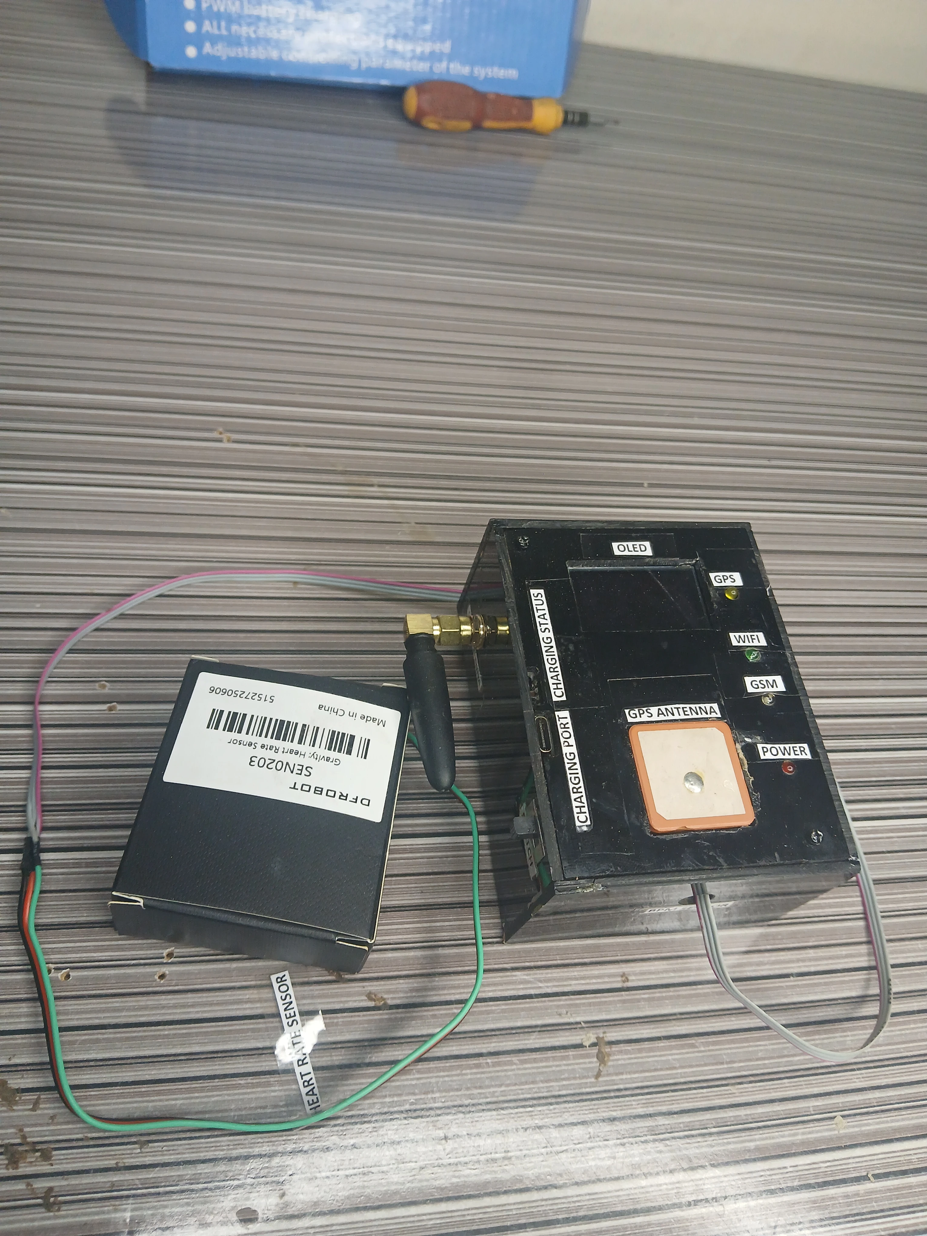 Device CHARGING STATUS and CHARGING PORT labels
